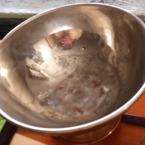 Copper vintage serving bowl and other copper kitchenware. - Picture 7 of 7